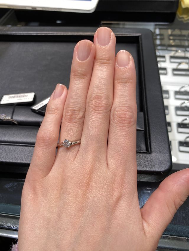 一石タイプのウェーブの指輪です。お店で試着した時の写真です。