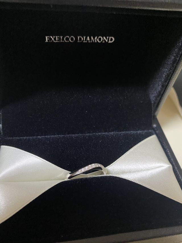 キラキラだけど（キラキラし過ぎないウェーブラインで細めの指輪