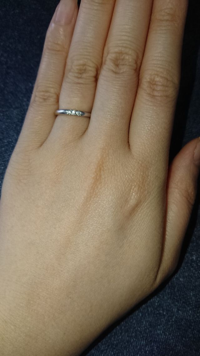 ストレートの3粒ダイヤ