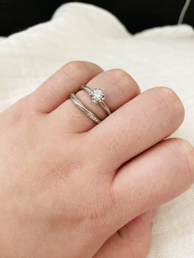 結婚指輪との２個着けです。
結婚指輪はまた違うブランドです