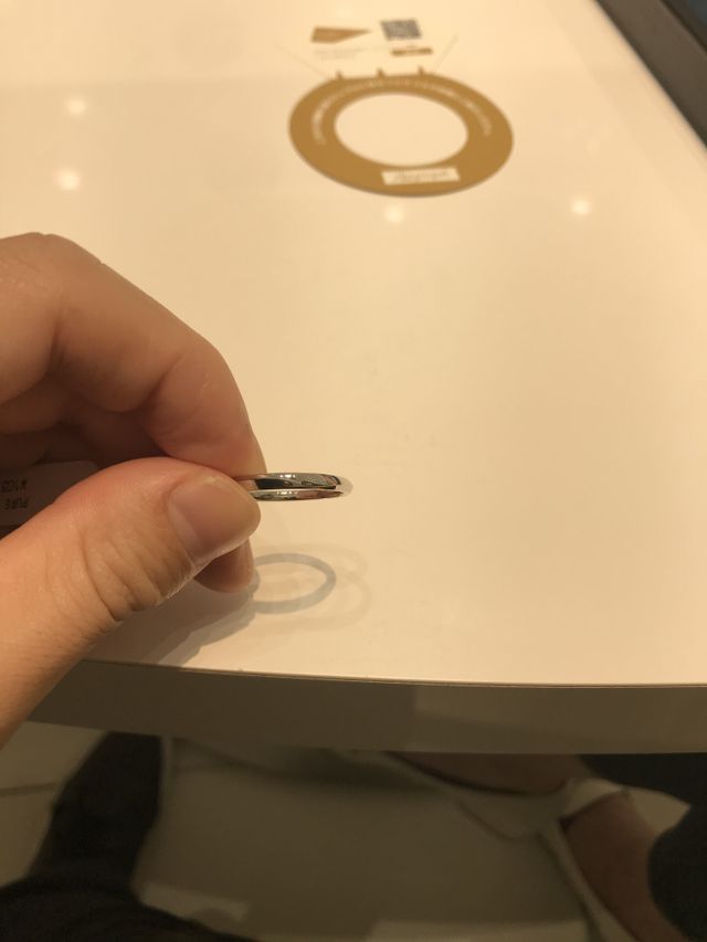 ストレートに見えてウェーブが少しかかっている