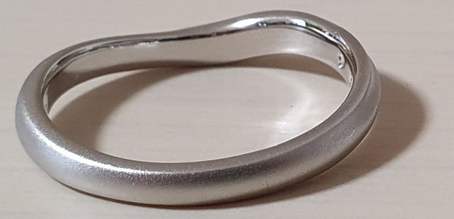 アピアス（男性側）のリングです。
V字型の曲線が特徴的です。