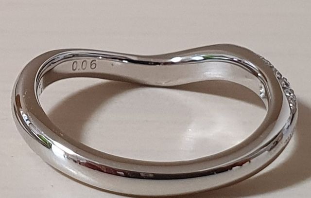 アピアス（女性側）のリングです。
V字型の曲線が特徴的です。