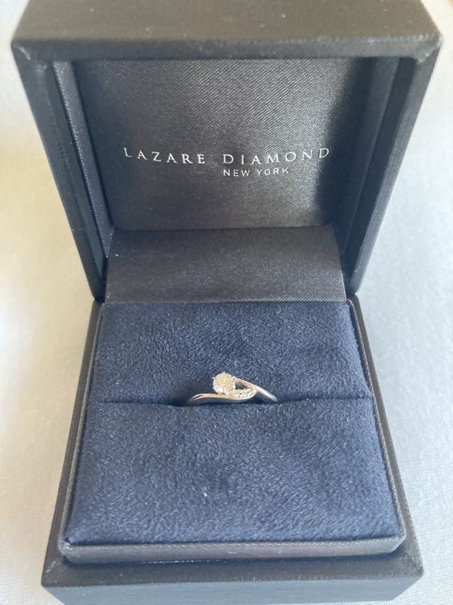 アシンメトリーなデザインに一目惚れしました。