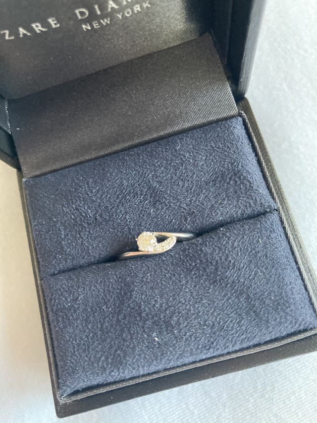 ダイヤカットが美しく、とても輝いて見えます。