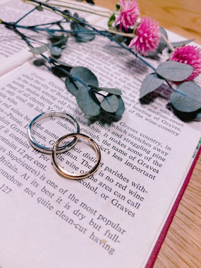 作ってすぐのリングを。
お店の方が小道具を用意してくれました