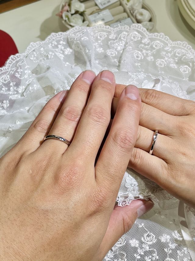 結婚指輪の写真です。
光が当たると綺麗です。