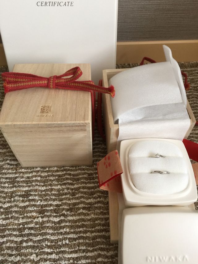 指輪を入れる容器と証明書です