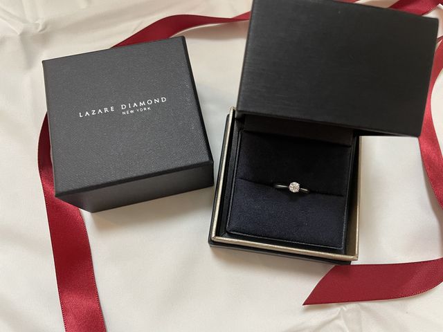 高級感のある黒のボックスに赤のリボンが可愛いです。