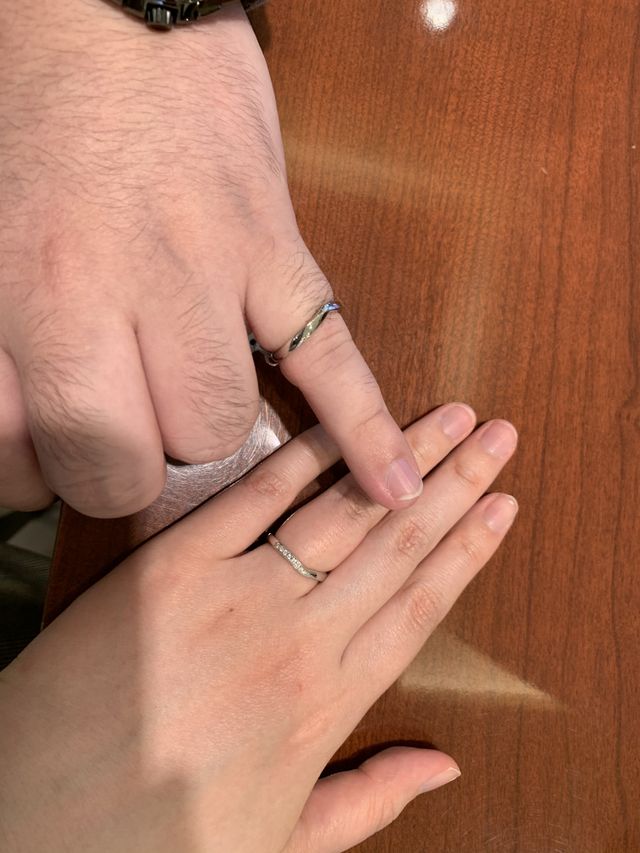指輪をつけている写真