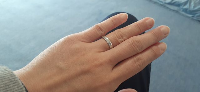 指輪の下面にダイヤが横長にあしらわれています。
