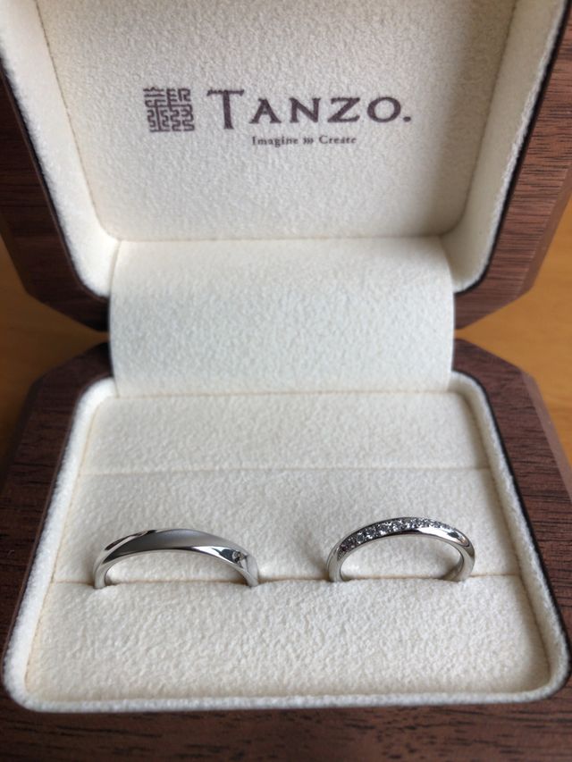 オーダーメイドながらシンプルな設計にした結婚指輪です。