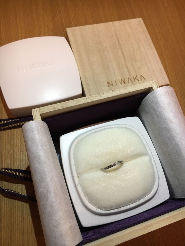 購入した時に指輪が入っていた木箱とその中にある陶器製の木箱。
