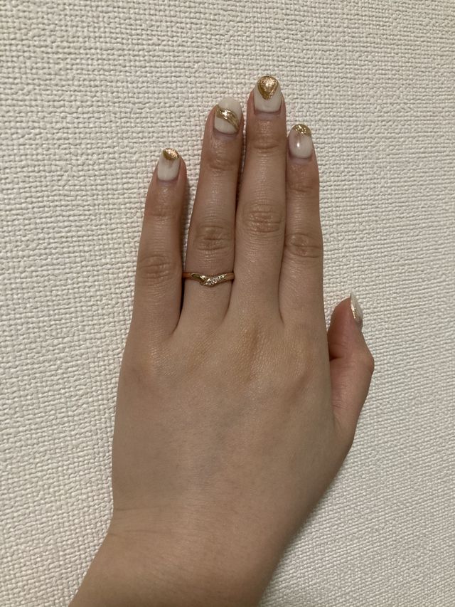 着けてみても、指がほっそり見えるデザインです