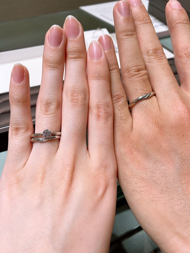 婚約指輪似合うデザインで選びました。