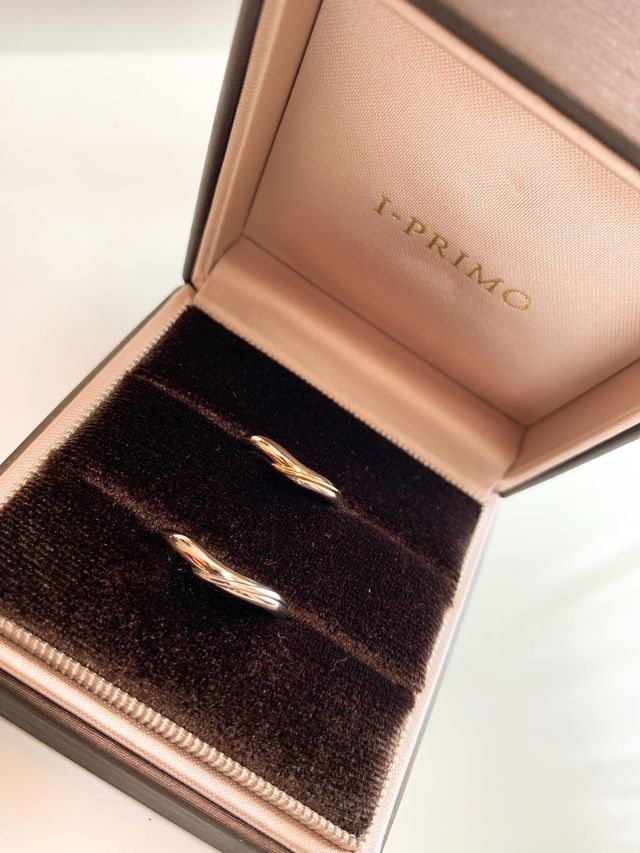 手前の指輪が旦那さんの指輪で、奥が私の指輪です。