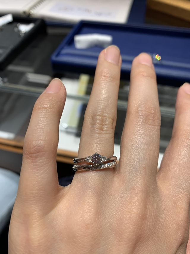 婚約指輪と結婚指輪のセットです。婚約指輪は若干ウェーブ。