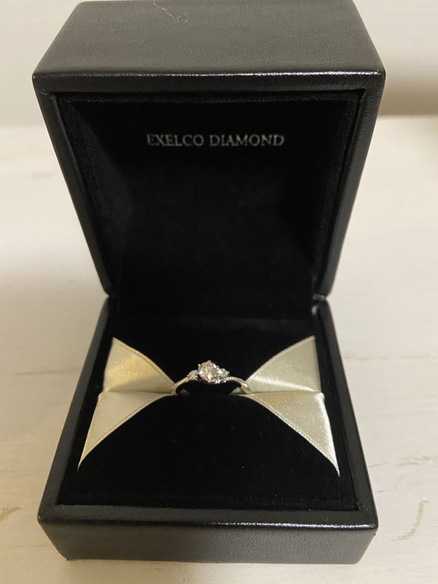 ボヌールというデザインです。光に当たるととてもキラキラします