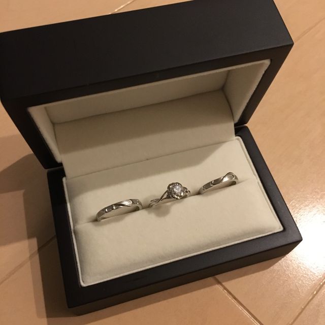 真ん中が婚約指輪