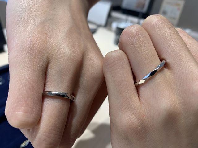 左がシンプルなストレート。右は槌目加工のストレート。