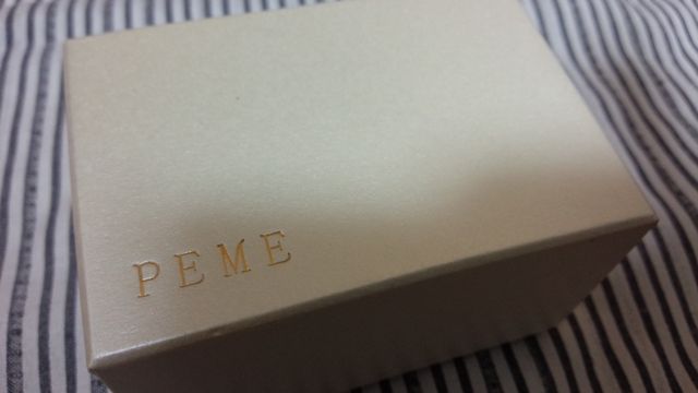 パールホワイトのボックスに入っていました