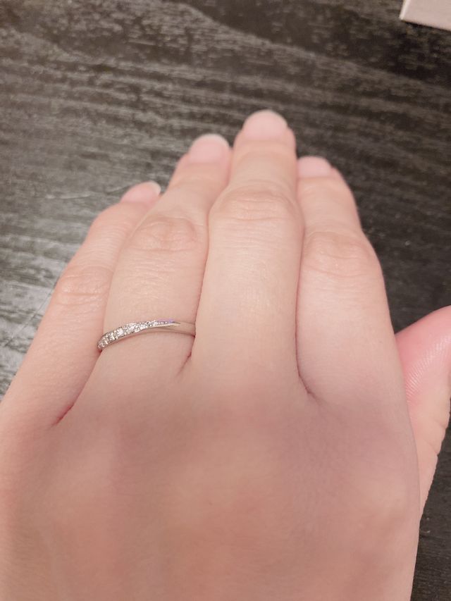 着けると斜めのラインになるので指が長く見えます