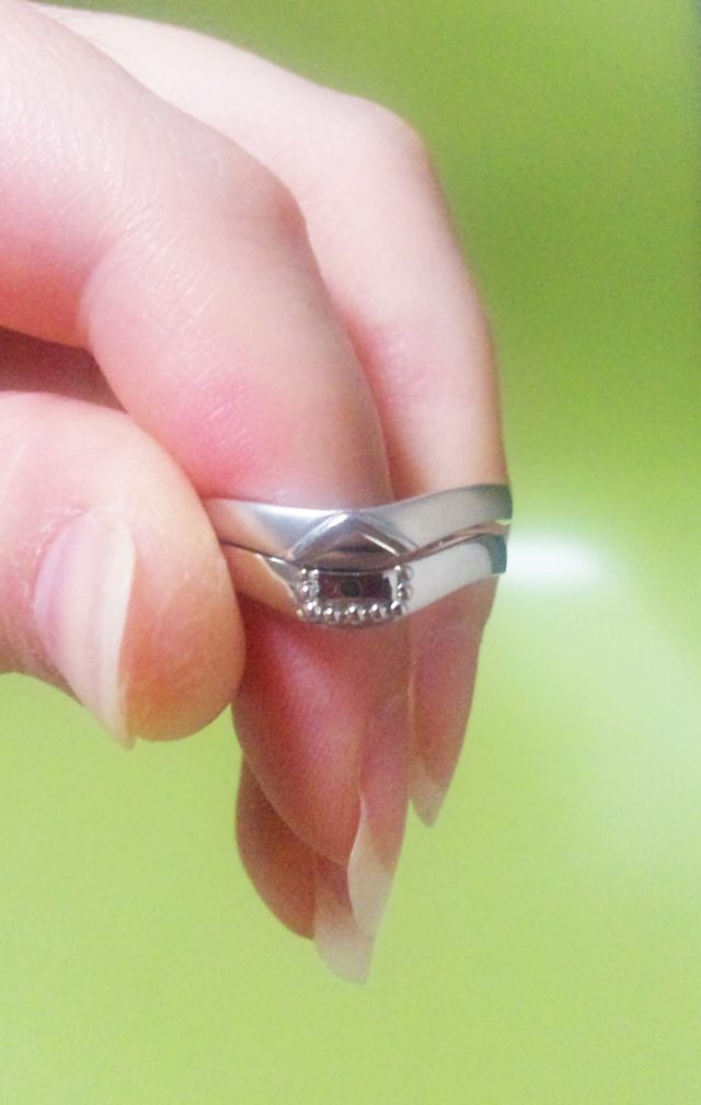 ２つあわせてモチーフが浮かび上がるデザイン