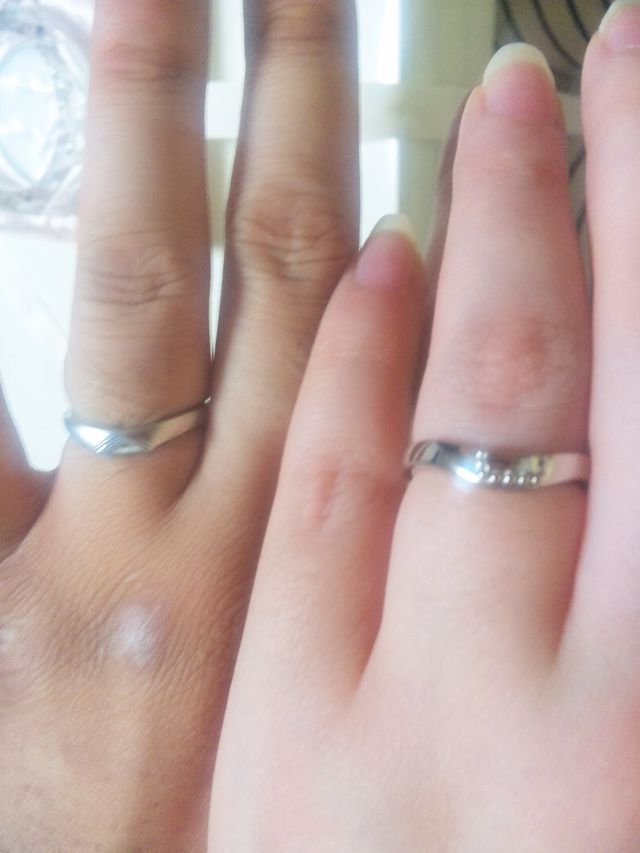 ピアノを弾く際の指の上下運動がスムーズにいくよう、U字型です