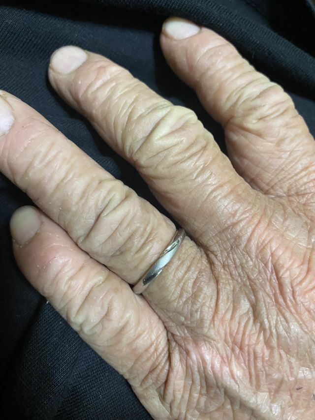 シンプルでダイヤモンドパウダー付きでとても付ごごちの良い指輪