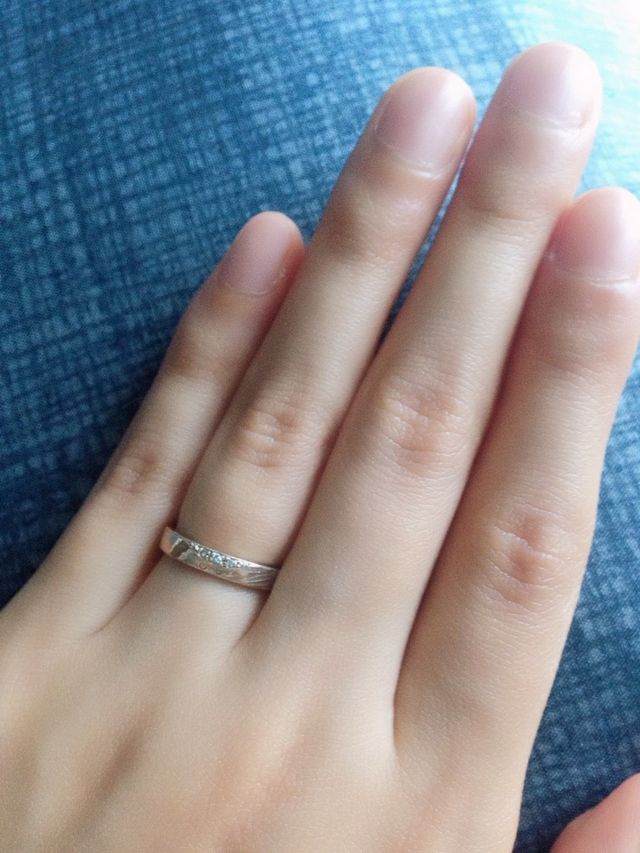 木目が特徴。１つのプレートから2人の指輪を作りました。