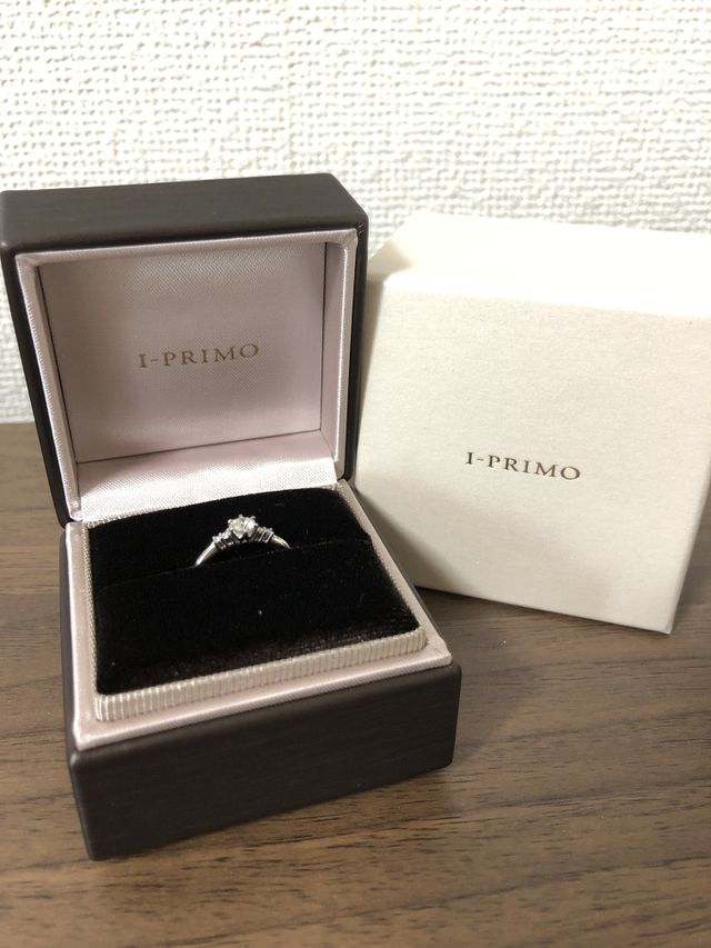 メインダイヤの左右に２つずつ小さいダイヤがある指輪です☺️