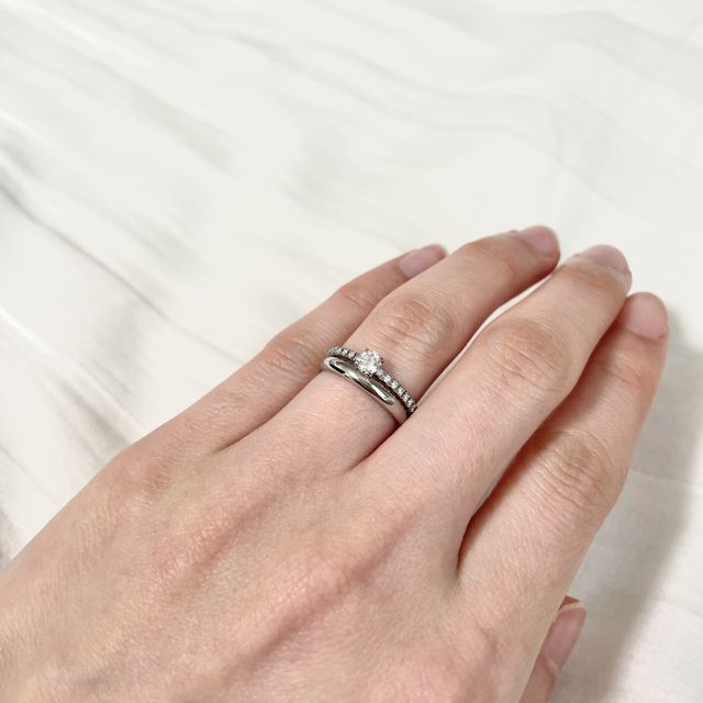 結婚指輪は同ブランドの1895ウェディングリングです。