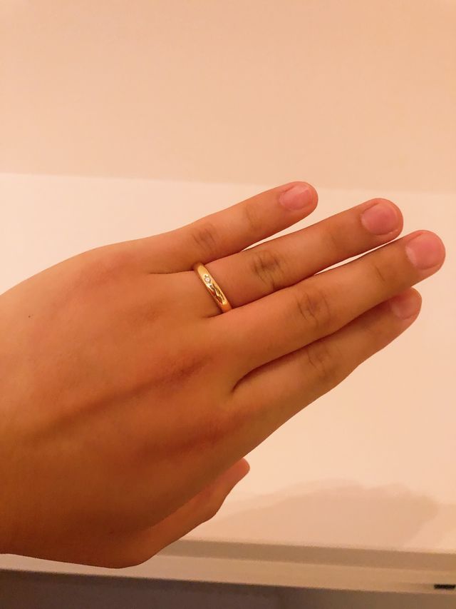 指輪は太めにして、ダイヤモンドを入れてみました。