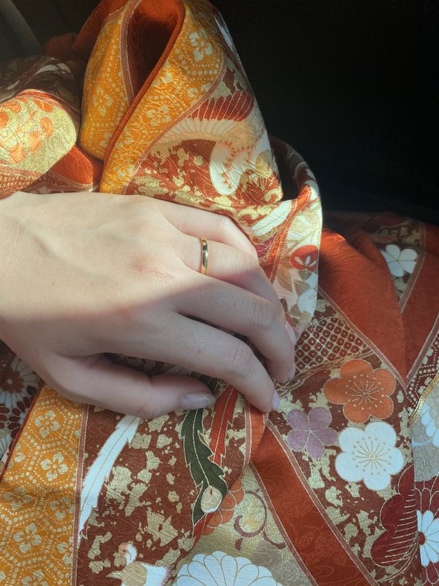 両家顔合わせの時に届いたリングをつけました。