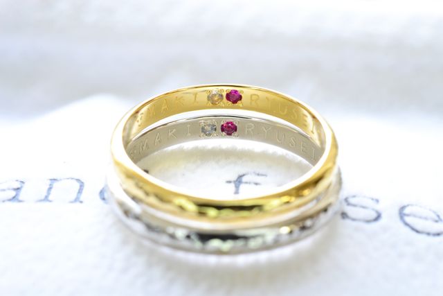 内側にはお互いの誕生石と手書きの文字が入っています。