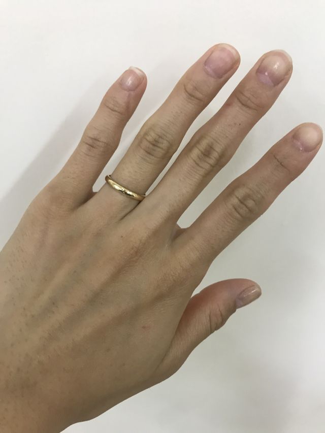 2.5ミリ幅です。色味がかわいくて気に入っています。