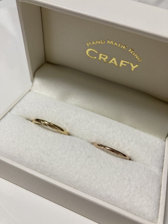 デザイン，色，石，名前等，ふたりで決めて作りました。