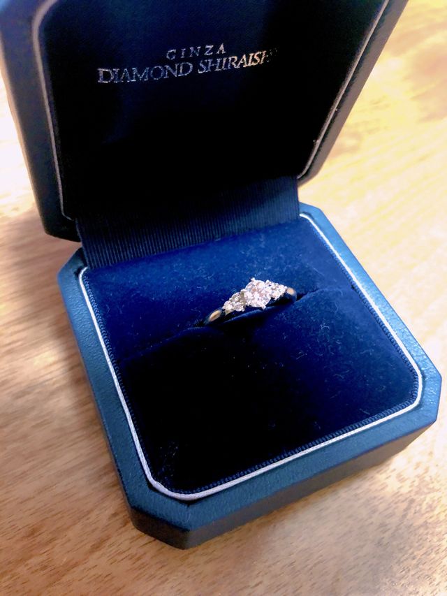 真ん中と左右に3つずつダイヤのついているデザインです。