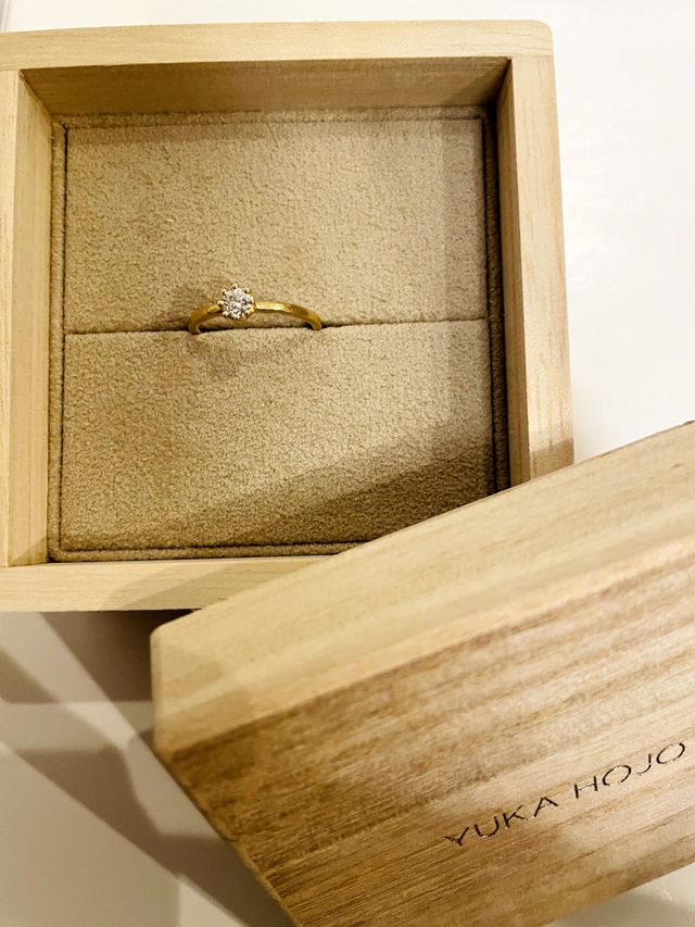 婚約指輪Capri.
ゴールドと指輪の質感が可愛いです。