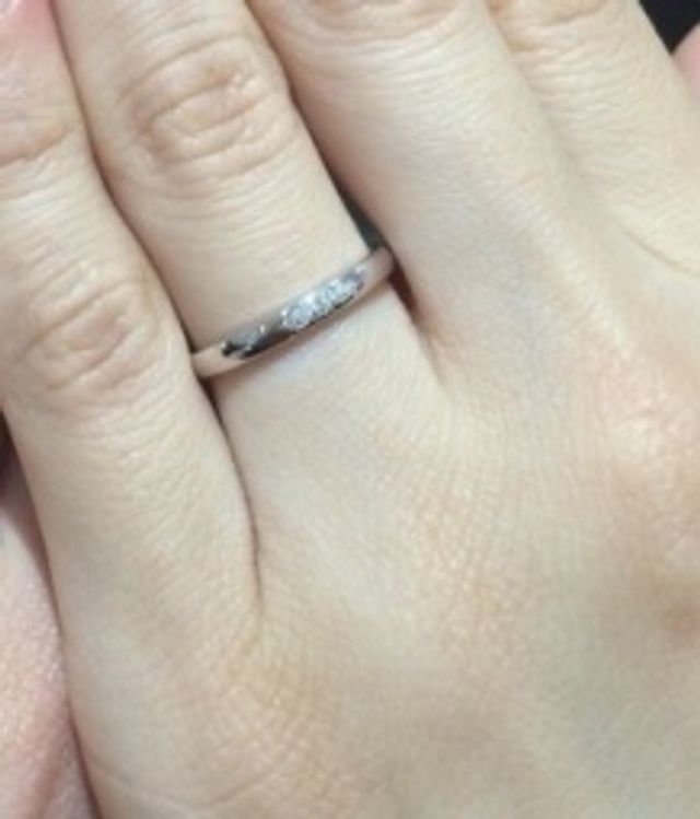 ユノーです内側にダイヤを入れてます。