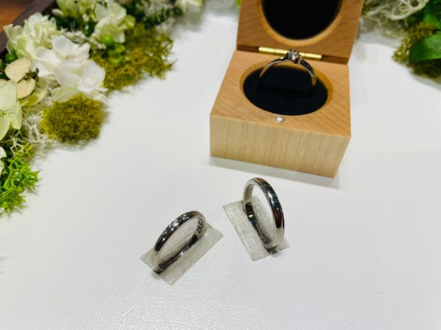 婚約指輪と結婚指輪
お店で指輪を受け取った時の写真