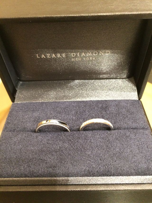 私の指輪（右）はアプローズ、主人の指輪（左）はジョイスです。