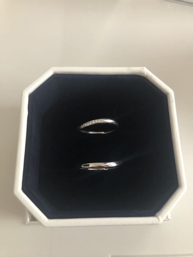 指輪の形がねじれているので指にとてもフィットします！
