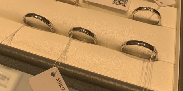 ミル打ち、一粒ダイヤの二種類です