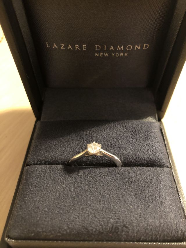 室内灯で撮った写真です。箱も落ち着きがあり好きです