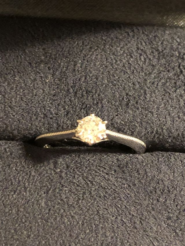 ミル打ちのリング部分が繊細で可愛いです