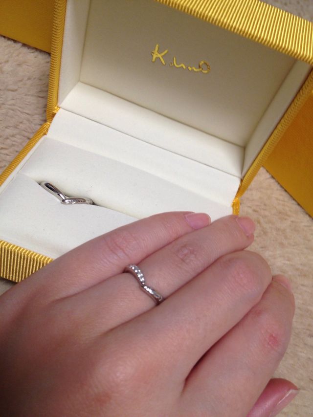 V字で指長効果。2つを重ねるとハートの模様に。