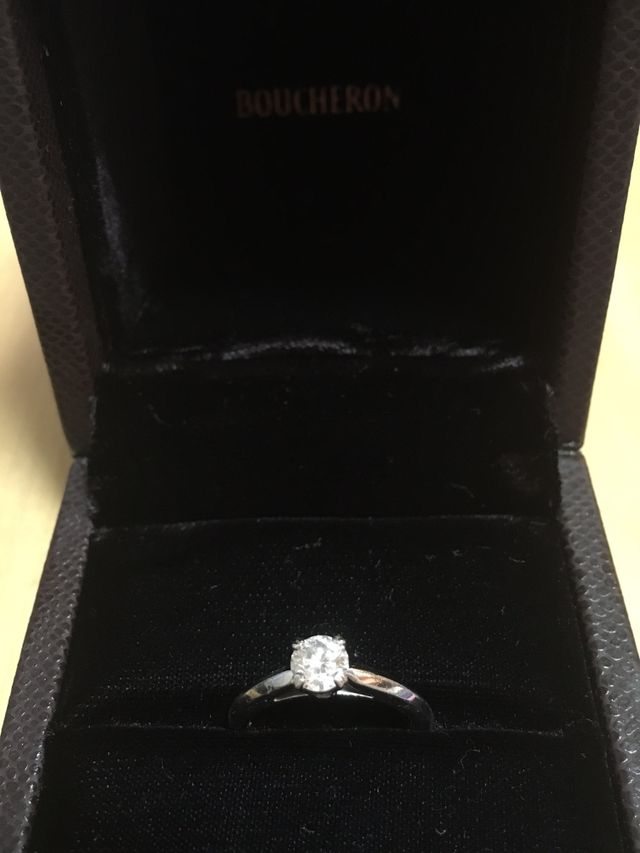 お店の雰囲気と結婚指輪とセットにした時のデザインで決めました