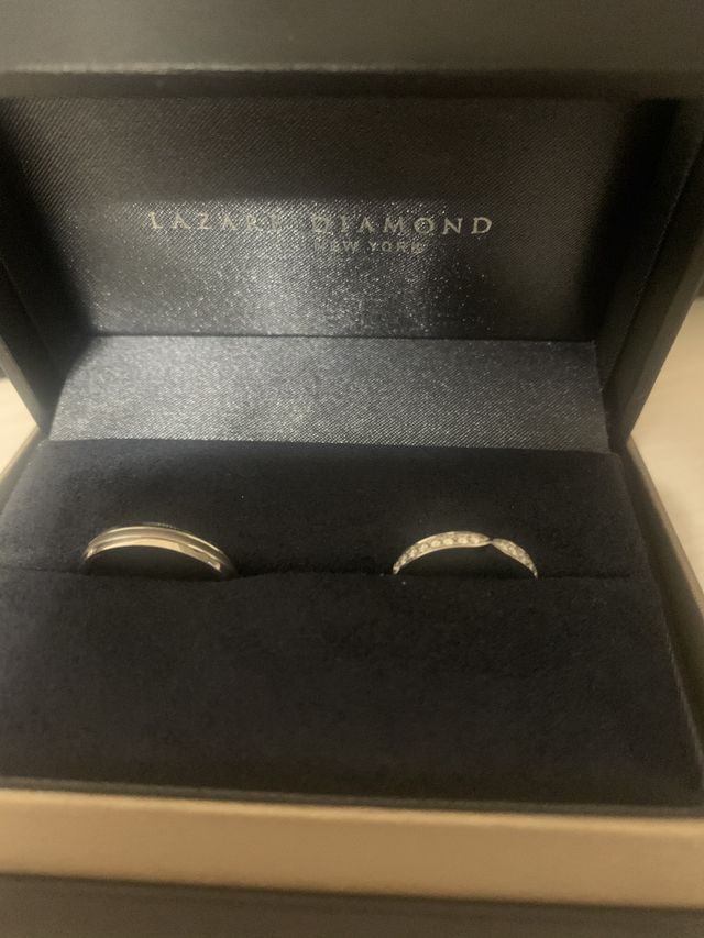 男性側はマットな素材や指輪
女性側はハーフエタニティの指輪