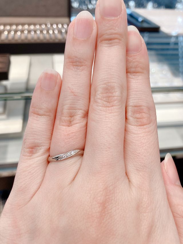 3つのダイヤがとても綺麗な指輪です